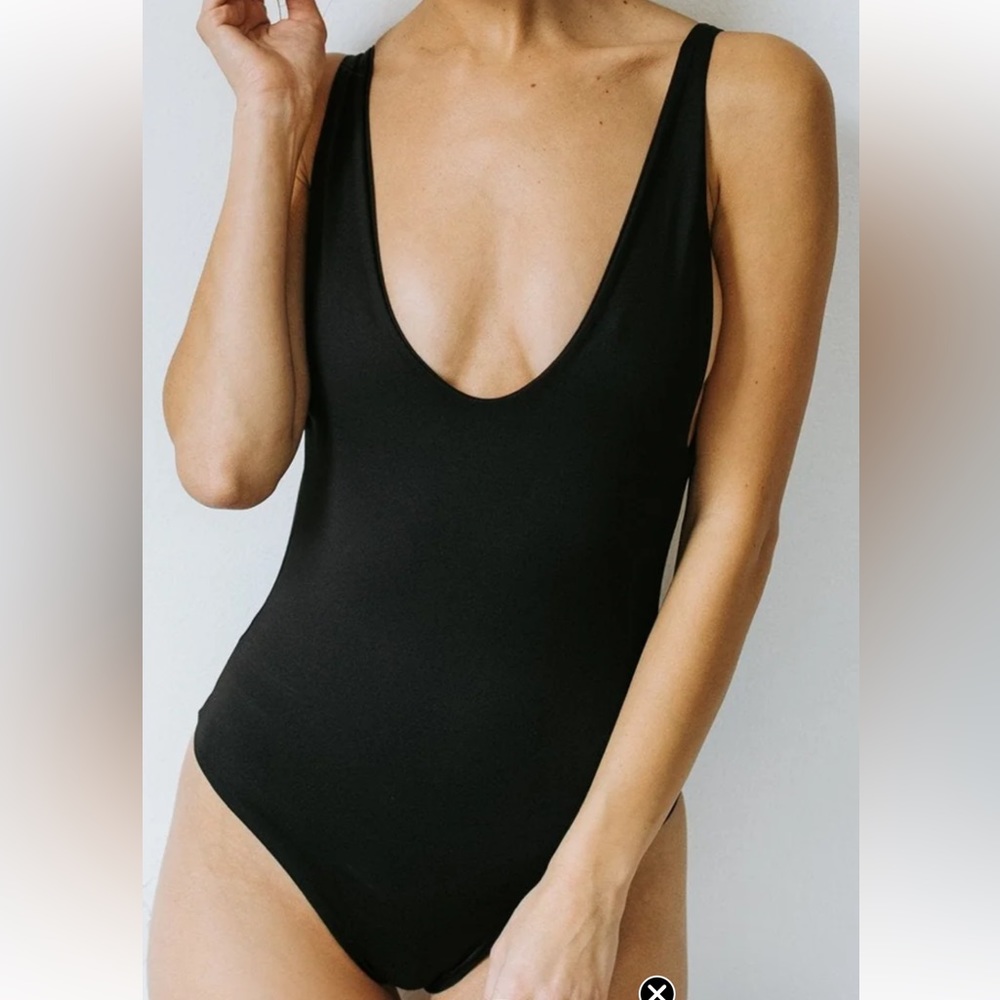 Londre minimalist black bathing suit.